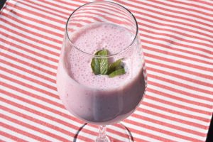 DSC_2124 • nogetiovnen.dk Jordbær smoothie - nem opskrift med yoghurt