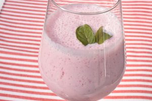 Jordbær smoothie - nem opskrift med yoghurt