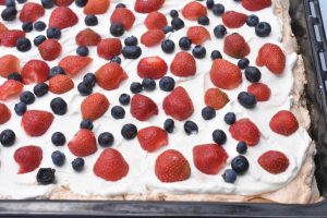 Amerikansk lagkage med frugt - i bradepande