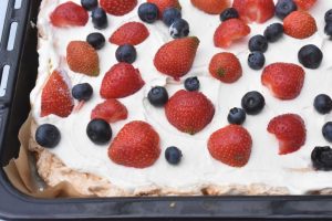 Amerikansk lagkage med frugt - i bradepande