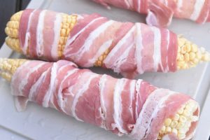 Majskolber på grill med bacon - lækker opskrift 
