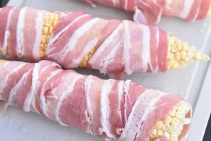 Majskolber på grill med bacon - lækker opskrift 