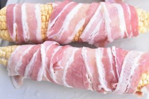 Majskolber på grill med bacon - lækker opskrift 