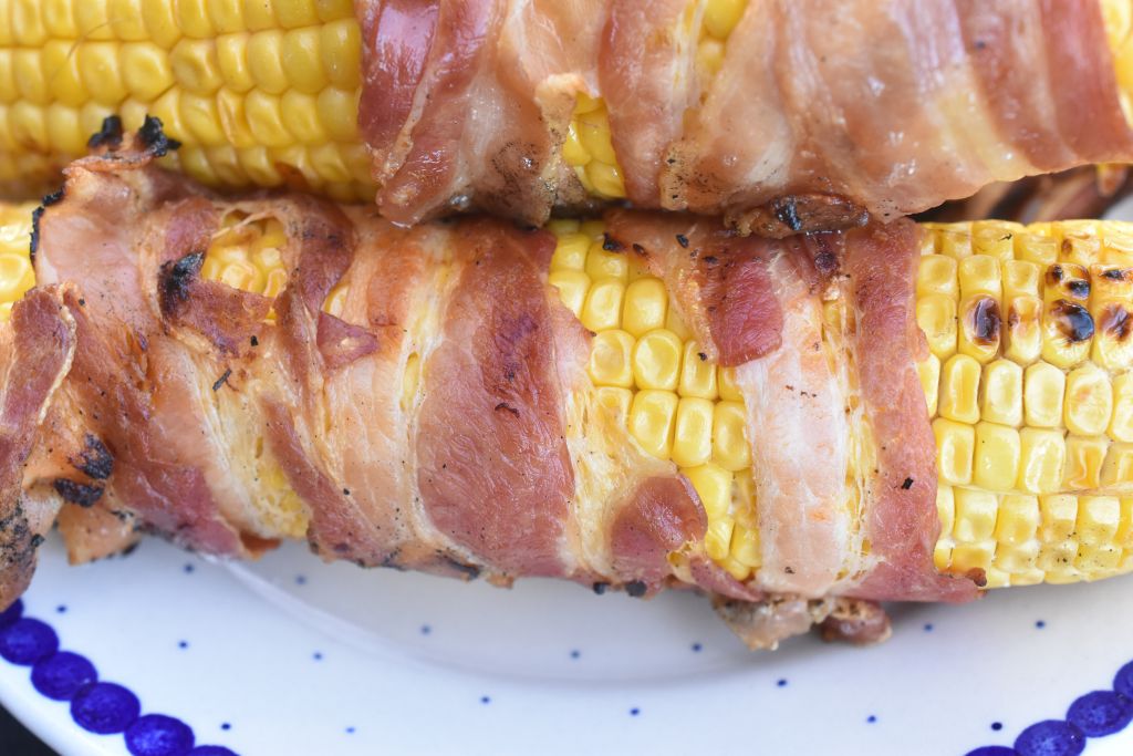 Majskolber på grill med bacon - lækker opskrift