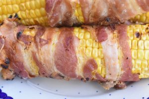 Majskolber på grill med bacon - lækker opskrift 