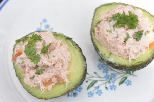 Avocado med laksesalat - nem forret med laks