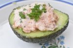 Avocado med laksesalat - nem forret med laks
