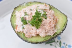 Avocado med laksesalat - nem forret med laks