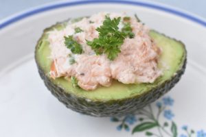 Avocado med laksesalat - nem forret med laks