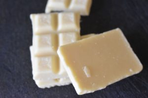Blondie kage med hvid chokolade og blåbær