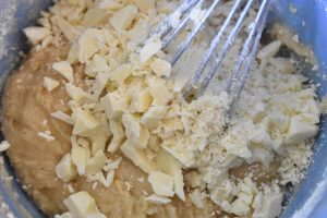 Blondie kage med hvid chokolade og blåbær