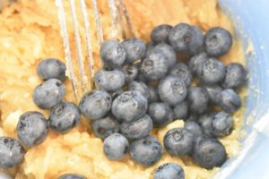 Blondie kage med hvid chokolade og blåbær