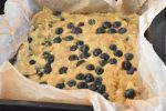 Blondie kage med hvid chokolade og blåbær