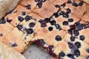 Blondie kage med hvid chokolade og blåbær