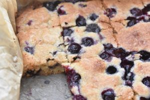 Blondie kage med hvid chokolade og blåbær