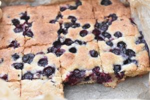 Blondie kage med hvid chokolade og blåbær