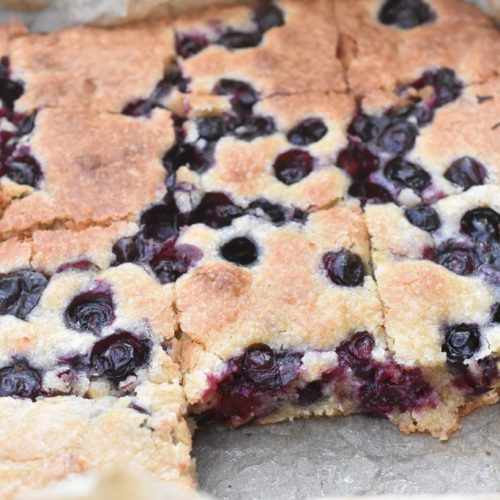 Blondie kage med hvid chokolade og blåbær