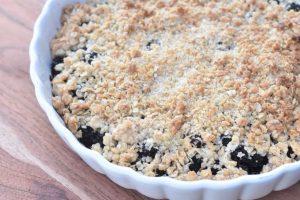 Brombærcrumble - nem kage med brombær