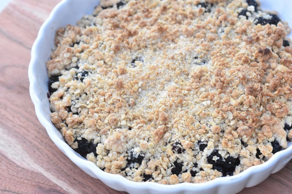 Brombærcrumble - nem kage med brombær