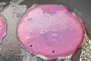 Brombær pandekager med råsyltede brombær