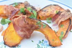 Græskar i ovn med bacon - bagt hokkaido græskar