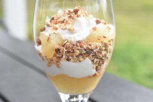 Sund æblekage i glas - nem æbletrifli med skyr 