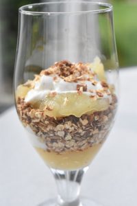 Sund æblekage i glas - nem æbletrifli med skyr 