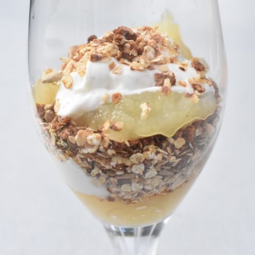 Sund æblekage i glas med vaniljeskyr og granola