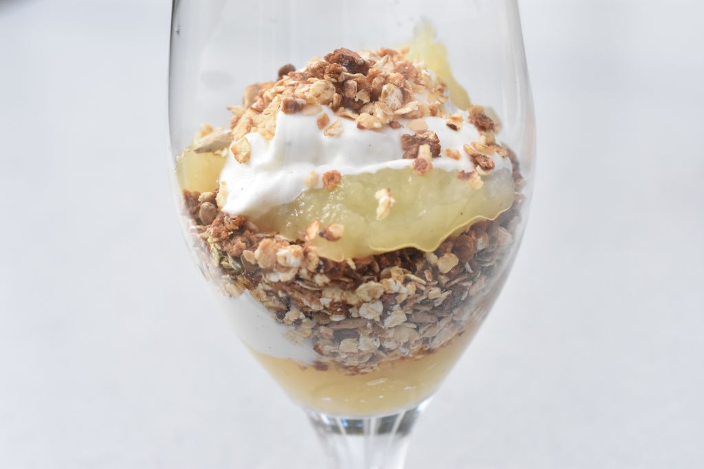 DSC_1804 • nogetiovnen.dk Sund æblekage i glas med vaniljeskyr og granola