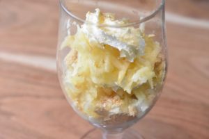 Rå æblekage med makroner - nem æble dessert