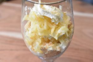 Rå æblekage med makroner - nem æble dessert