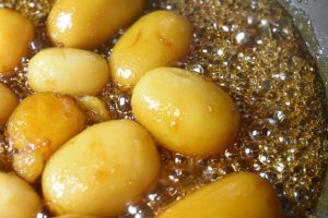 Brunede kartofler med sirup - nem opskrift