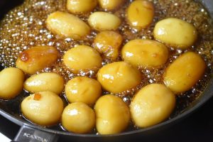 Brunede kartofler med sirup - nem opskrift