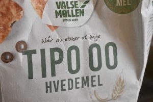 Foccacia brød i bradepande med hvidløg