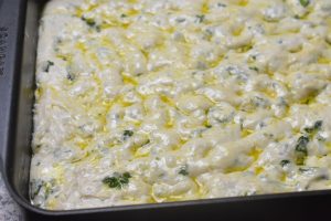 Foccacia brød i bradepande med hvidløg