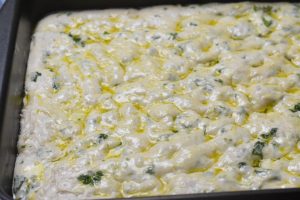 Foccacia brød i bradepande med hvidløg