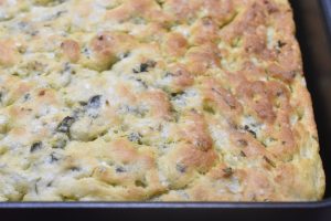 Foccacia brød i bradepande med hvidløg