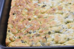 Foccacia brød i bradepande med hvidløg