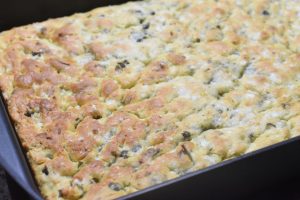 Foccacia brød i bradepande med hvidløg