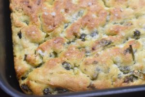 Foccacia brød i bradepande med hvidløg