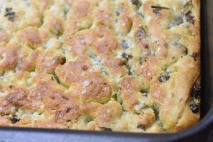 Foccacia brød i bradepande med hvidløg