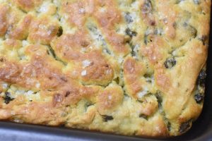 Foccacia brød i bradepande med hvidløg