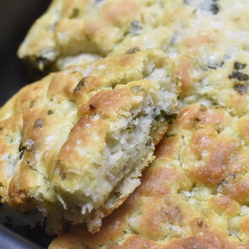 Foccacia i bradepande med hvidløg og persille