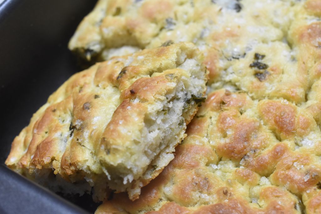 Foccacia i bradepande med hvidløg og persille