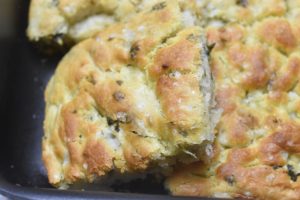 Foccacia brød i bradepande med hvidløg