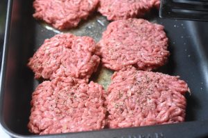 Hakkebøffer i ovn med brun sovs og champignon