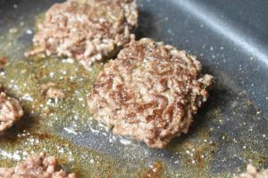 Hakkebøffer i ovn med brun sovs og champignon