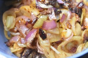 Hakkebøffer i ovn med brun sovs og champignon