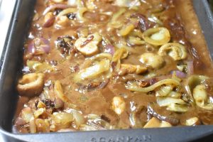 Hakkebøffer i ovn med brun sovs og champignon