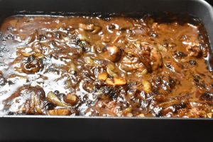 Hakkebøffer i ovn med brun sovs og champignon